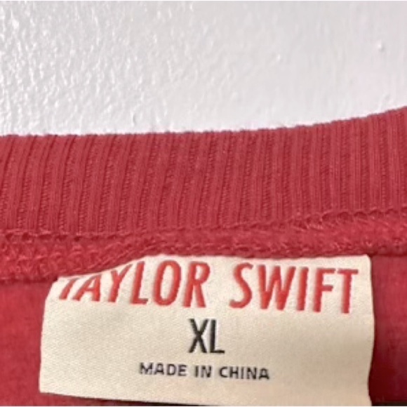 Taylor Swift Red Swiftie Crew Neck Sweatshirt size XL NEW in Package w/ Confetti - Picture 2 of 7